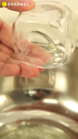 Membersihkan Bagian Bawah Botol