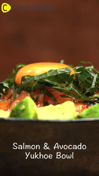 ข้าวหน้าแซลมอน & อะโวคาโดและไข่แดง