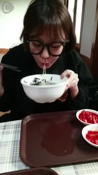 映画試写会に来ました～！ そして、韓国で有名な料理を食べます……辛っ!!