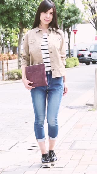 デニムとカーキシャツでトレンドのサファリスタイルコーデ