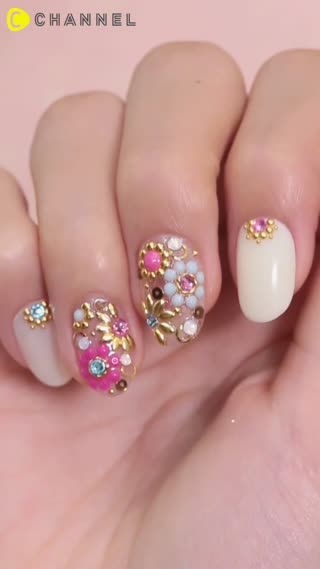 เล็บสวยด้วยเพชรดอกไม้หลากสี