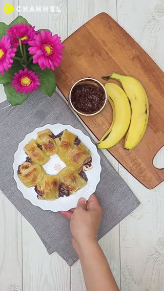Nuttela Banana Puff