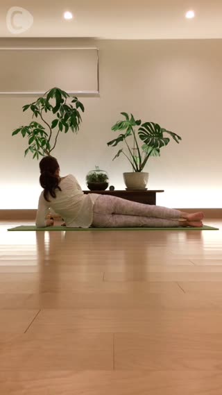 気持ちを落ち着ける 蛇のポーズ