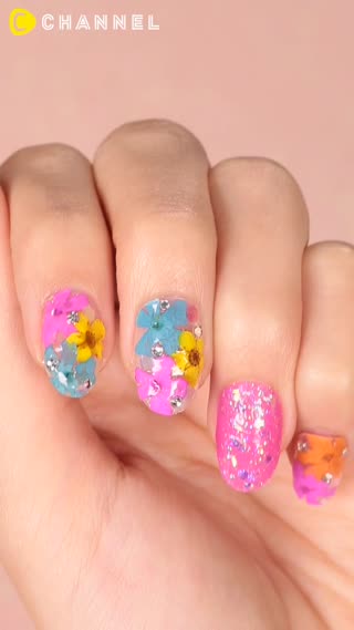 女心をくすぐる♡セルフでできる"押し花ネイル"