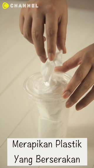 Merapihkan Plastik yang Berserakan