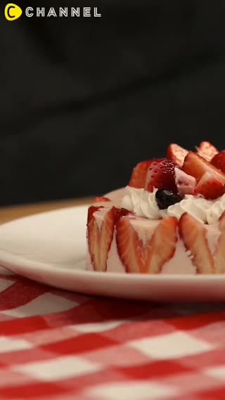 白巧克力口味的草莓夾層起司蛋糕