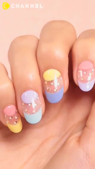 利用膠帶輔助畫出雙重法式指甲彩繪