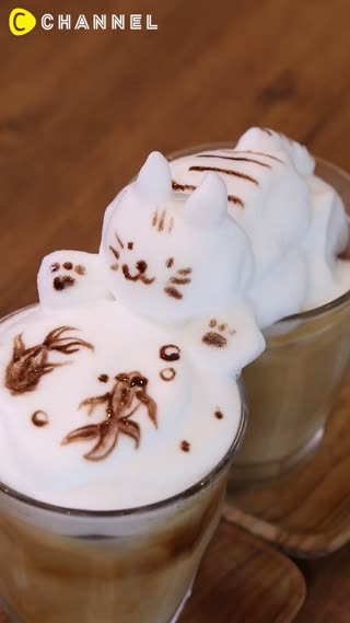 夏天就以3D立體拿鐵拉花藝術製作出「貓與金魚」吧