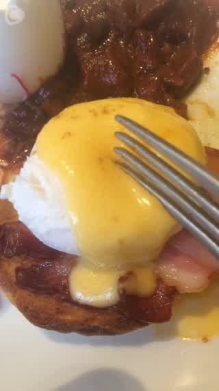 とろとろ卵とキヌアライスのベネディクト♪