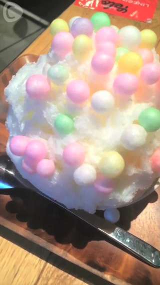 Tasting a pastel shaded snow ice with "O