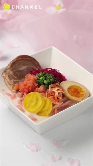 ทำเส้นบะหมี่เป็นสีชมพูจากแก้วกระดาษ