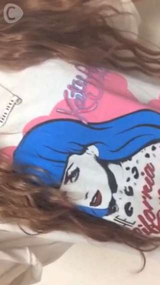 ケイティ・ペリーTシャツとクリアメガネでラブリーコーデ♪