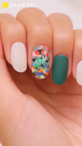 塗り重ねると柄に♡POPカモフラージュネイル