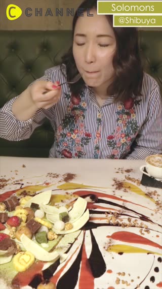 ศิลปะขนมหวานที่เสิร์ฟทานบนพื้นโต๊ะ 