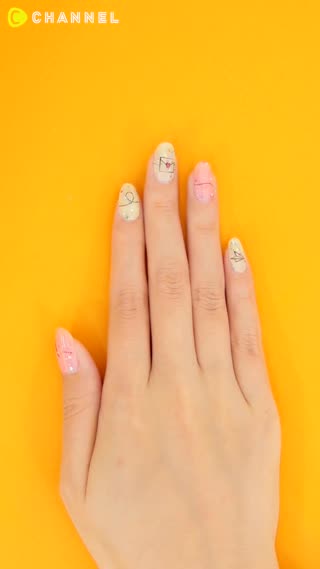 Riasan Kuku dengan Stiker