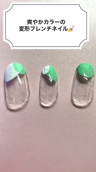 爽やかカラーの変形フレンチネイル！
