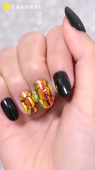 光を放つ指先♡プリズムネイル