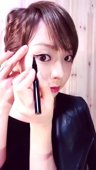 アイライナーで跳ね上げラインを描く！メイクテクをご紹介