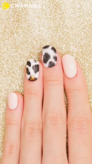 オール100均でできる！”ベルベット牛ネイル”