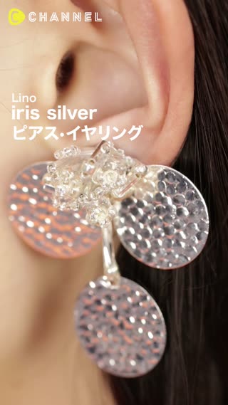 光の反射でキラリ♡大ぶりピアスで大人な抜け感を