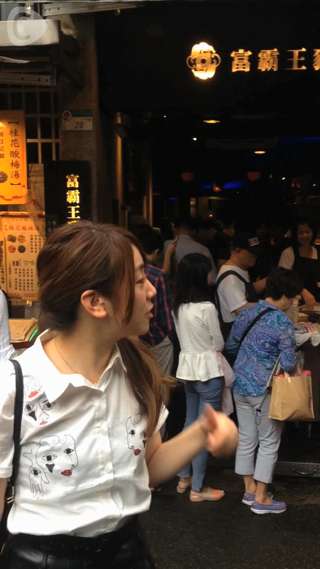 Eating full-collagen pettitoes at【富霸王豬_極