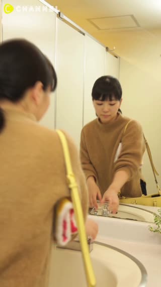 Agar tas tidak jatuh ketika cuci tangan 