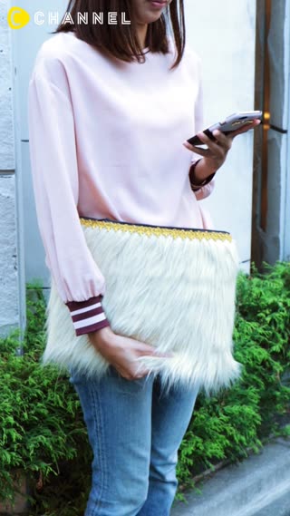 100均ケースが大変身！ファーで華やかな「クラッチバッグ」にリメイクすべし♪