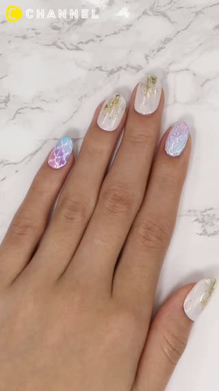 淡い色の上に模様がGOOD♡タイルネイル