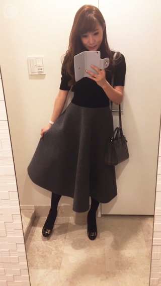 【ルシェルブルー】のフレアスカートで秋のモノトーンデートコーデ♡