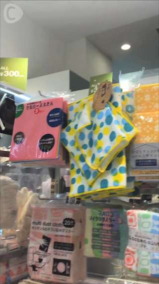 お台場の3COINSで買った、大きなイエローイヤリング！