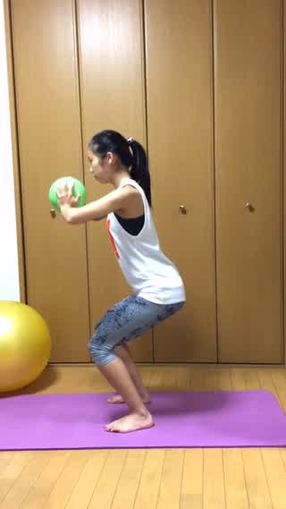 超簡単！？スクワットしながらバストアップ！！