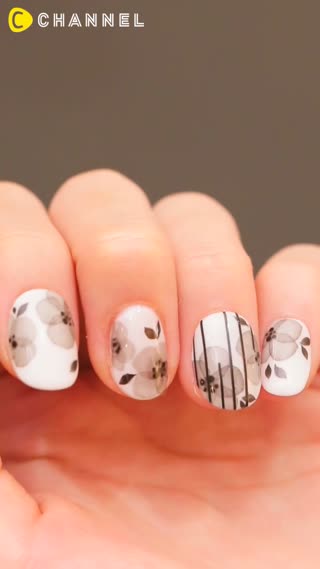 指先に墨汁？水墨画のようなモノトーンネイル