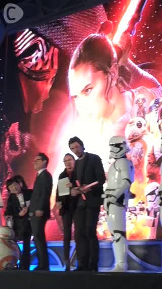 スター・ウォーズ ジャパンプレミアの様子を公開！③会場がライトセーバー色に♡