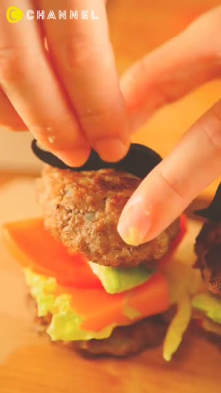 使用肉排代替麵包合併成漢堡！酪梨起司小漢堡