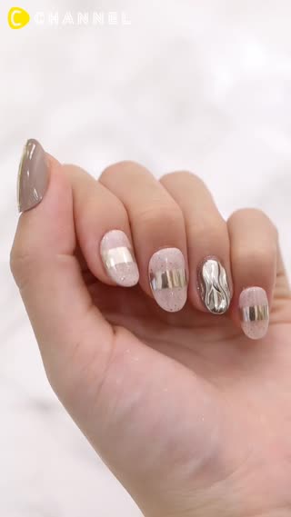 近未来感がおしゃれ☆ウェーブミラーネイル