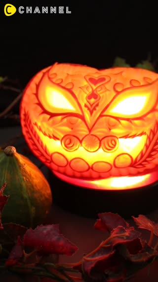 由花果雕刻的專業之手雕刻出萬聖節的傑克南瓜！