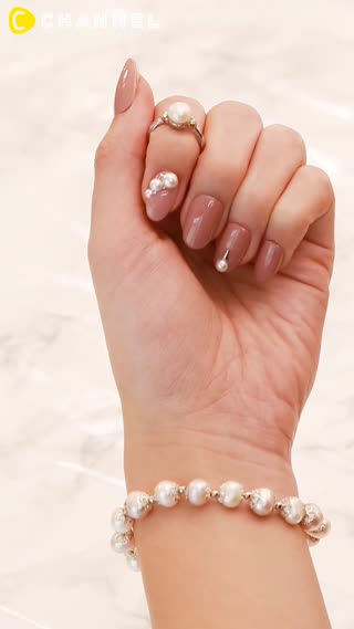 ジュエリーを手先に♡パールネイル