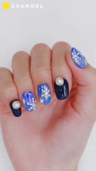 越來越有冬天的氣氛囉♡立體雪花指甲彩繪