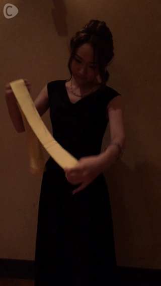 サッシュリボンをドレスに巻くだけでドレスのイメチェン！