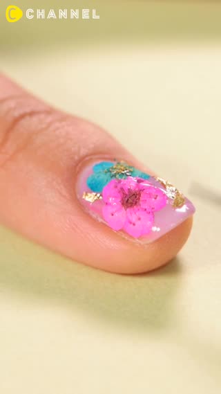 指先に花びらを閉じ込めた♡押し花ネイル