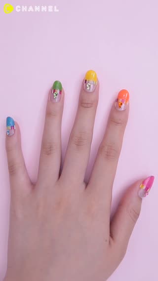 Kuku warna warni cerah