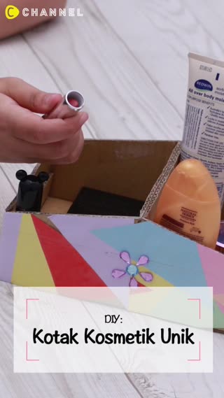 Kotak Makeup Warna Warni