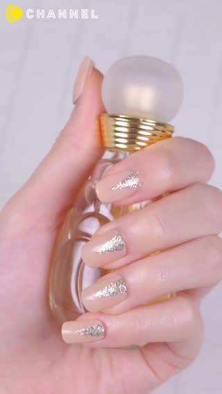 巧妙運用膠帶畫出優雅指甲