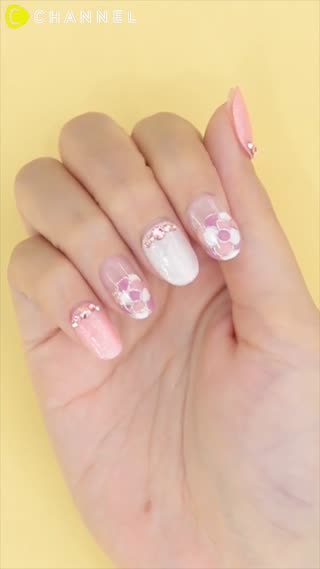 มือสวยขาวมีออร่า ด้วยเล็บลายดอกคามีเลีย