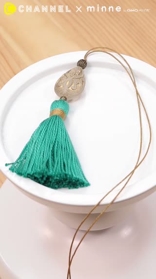 シンプルな装いに適度なアクセントをプラス。タッセルの「ロングネックレス」