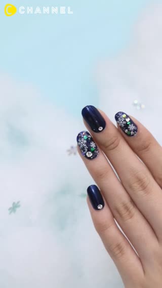 スポンジでぽんぽん！雪降る夜空のスノーネイル♡