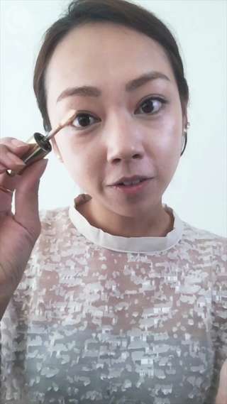 アイシャドウいらず！リップを使ったアイメイク