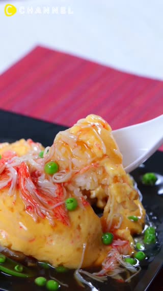 ข้าวหน้าไข่เจียวปูอัด ราดซอสน้ำแดง