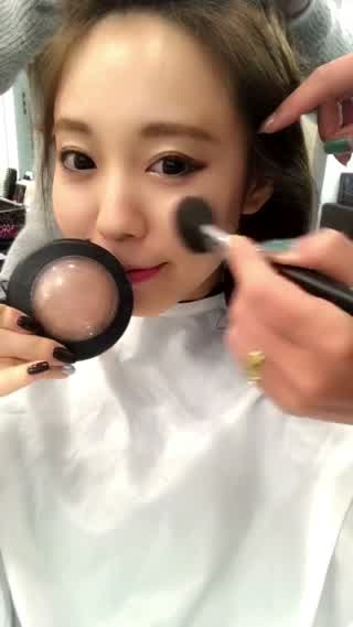 囲みアイメイクで目力Up！遠くから見てもおメメがぱっちり