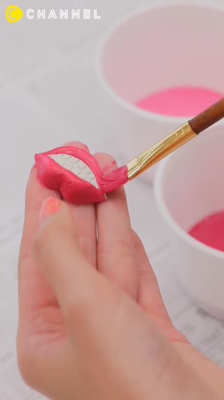 まるでお菓子作りみたい！プックリ唇がリアルな「キスイヤリング」が作れちゃう♡